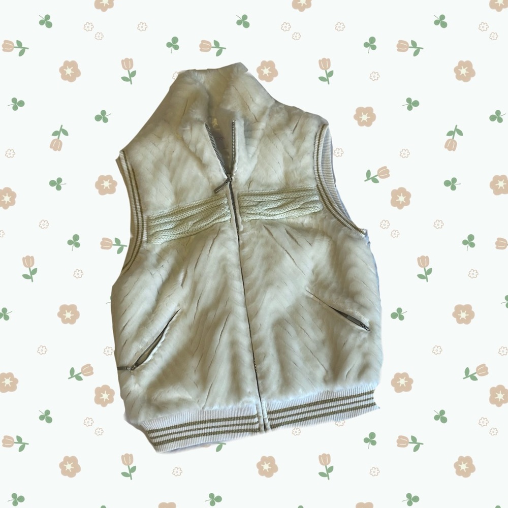 Faux fur vest zip through vest with pockets in white 🦙🤍🐏